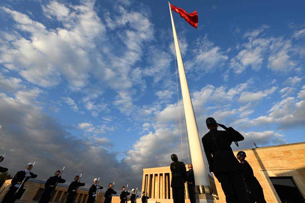 Türk bayrağının gönderden hiç inmediği yer 12
